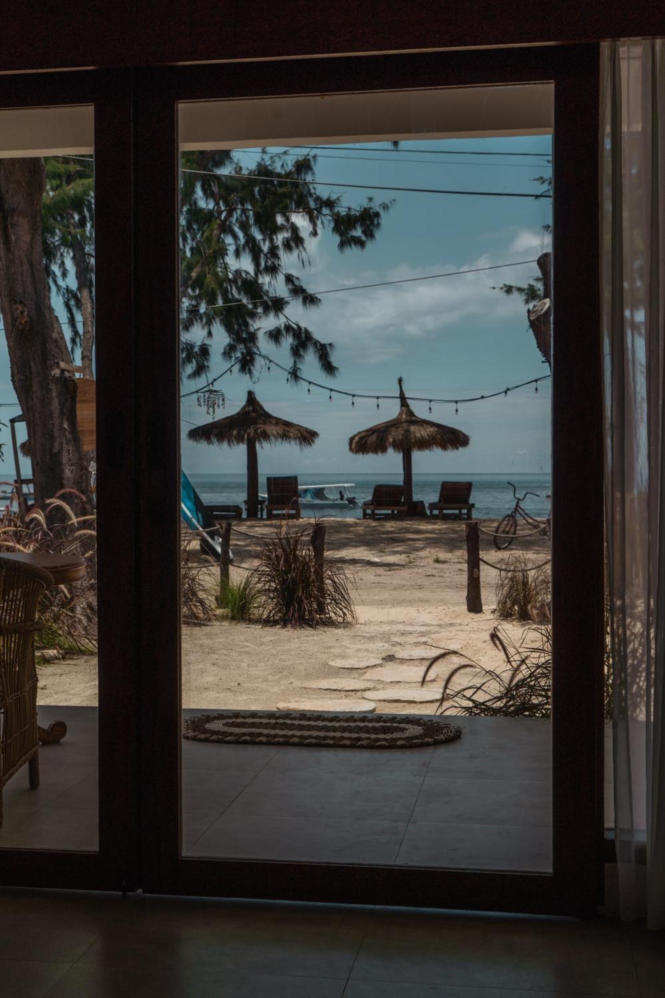 Sunscape Villa - Beachfront And Private Pool Gili Air Ngoại thất bức ảnh